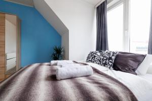 A bed or beds in a room at Cozy Apartment near Center