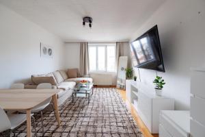 A television and/or entertainment centre at Cozy Apartment near Center