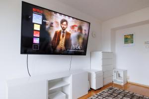 A television and/or entertainment centre at Cozy Apartment near Center