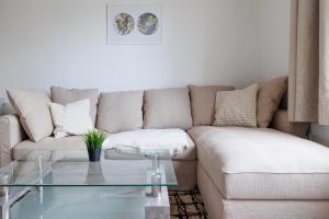 A seating area at Cozy Apartment near Center