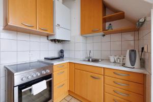 A kitchen or kitchenette at Cozy Apartment near Center