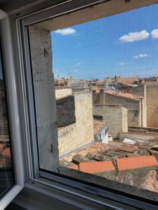 - une vue sur la ville depuis la fenêtre dans l'établissement La loge des Salinières, à Bordeaux