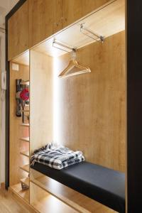 A bed or beds in a room at Cozy Apartment near Center
