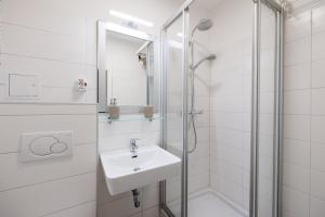A bathroom at Cozy Apartment near Center