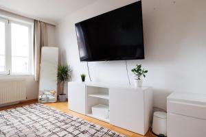 A television and/or entertainment centre at Cozy Apartment near Center