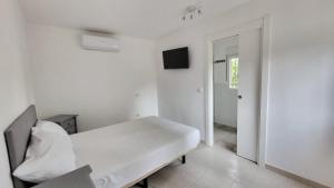 Hostal San Martin de Montalban的电视和/或娱乐中心