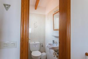 un baño con inodoro y lavabo en Villa Loes, en Son Bou 14 fotos más