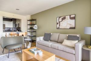 ein Wohnzimmer mit Sofa und Tisch in der Unterkunft Ballston 1BR w gym pool near Restaurants WDC-601 in Arlington