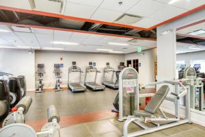 ein Fitnessstudio mit mehreren Laufbändern und Cardiogeräten in der Unterkunft Ballston 1BR w gym pool near Restaurants WDC-601 in Arlington