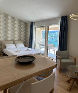 een woonkamer met een bed en een eettafel bij Point of View in Kotor
