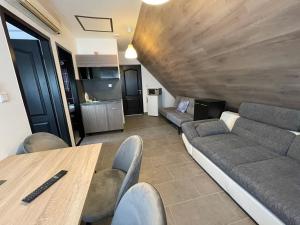 sala de estar con sofá y mesa en New Beachapartman, en Siófok