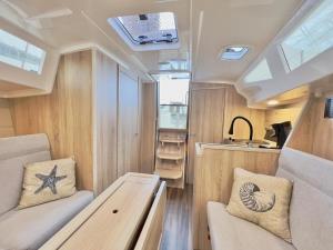 费曼城堡Hausboot Segelyacht Nui的休闲车内部景色,带桌子