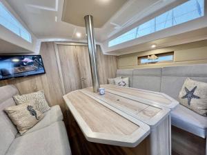Hausboot Segelyacht Nui的休息区