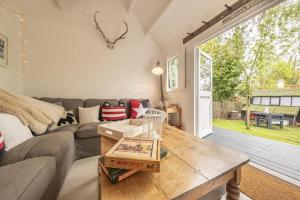 ein Wohnzimmer mit einem Sofa und einem Tisch in der Unterkunft Well Green Cottage in Wenhaston