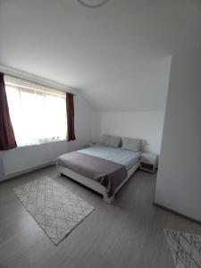ベクレアンにあるCasa Lia Figaのベッドと窓のある白い寝室 +8枚の写真