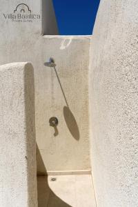 una pared de piedra con una cuchara de metal saliendo de ella en Villa Basilica Tefsia en Perivolos