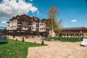 un gran edificio con un parque enfrente en Thermal Hotel Seven Seasons en Bania