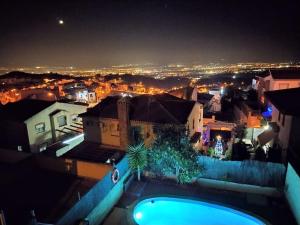 vista sulla città di notte di Luminosa y confortable casa con vistas y piscina a Jun