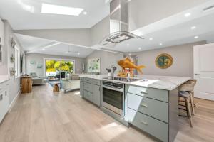 Nhà bếp/bếp nhỏ tại Four-Bedroom House +33 ảnh