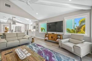 TV/trung tâm giải trí tại Four-Bedroom House