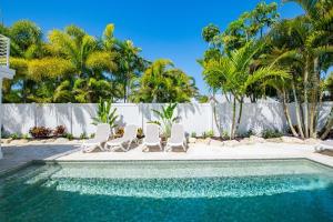 Hồ bơi trong/gần Four-Bedroom House