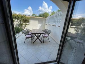 patio con mesa y sillas en el balcón en Apartment Kati, en Crikvenica