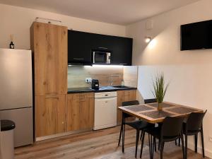 een kleine keuken met een tafel en een koelkast bij Fiori di Cala Rossa résidence hôtelière in Lecci