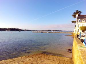 a large body of water next to a building at Tous à l'ouest in Combrit