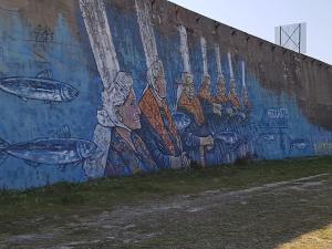 a mural on the side of a wall at Tous à l'ouest in Combrit