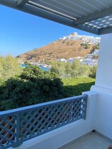 balkon z widokiem na góry w obiekcie ANAX SUITE w mieście Pera Gyalos