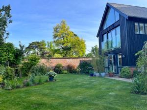 a home with a yard with a house at Henley-on-Thames in Henley on Thames