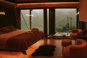 um quarto com uma cama e uma grande janela com uma banheira em Pavri suit bungalov em Ardeşen