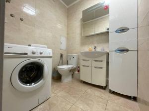 bagno con lavatrice e servizi igienici di Большая двухкомнатная квартира в центре Аркадии! a Odessa