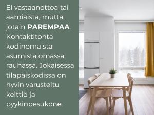 tavolo e sedie in una stanza con finestra di Hiisi Homes Järvenpää a Järvenpää