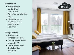 una camera con letto e finestra di Hiisi Homes Järvenpää a Järvenpää
