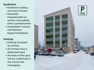 ein Bild eines Parkplatzes mit einem Gebäude in der Unterkunft Hiisi Homes Järvenpää in Järvenpää