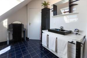 a kitchen with a sink and a counter top at Tous à l'ouest in Combrit