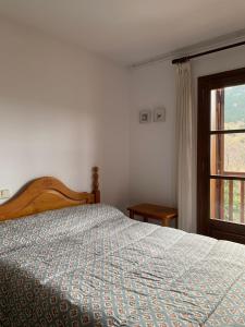 Casa planominguero في تاوول: غرفة نوم بسرير ونافذة