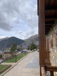 une vue d'une rue avec des montagnes en arrière-plan dans l'établissement Casa planominguero, à Taull