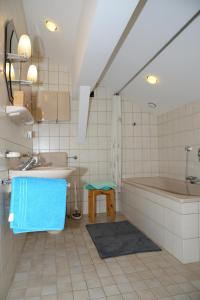 ein Badezimmer mit einer Badewanne und einem Waschbecken in der Unterkunft Familie Sponring - Maxnhagerhof in Weerberg