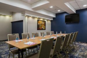 una sala de conferencias con una mesa larga y sillas en Hotel Centrum Business, en Cracovia