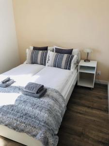 Un pat sau paturi într-o cameră la Apartament na Skarpie