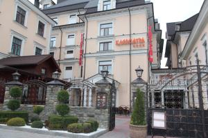 a hotel in the middle of a street at Kleopatra VIP hotel in Kamianets-Podilskyi