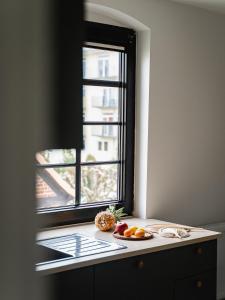 a window with a plate of fruit on a counter at Horami Villa - HANAMI Apartment in Malchow