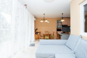 sala de estar con sofá y mesa en 547 - Közvetlen vízparti, 2 hálószobás, kertkapcsolatos apartman, en Balatonőszöd