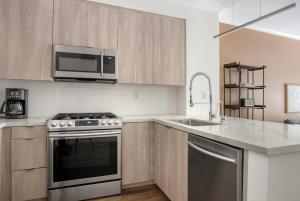 Playa Vista 1br w pool gym bbq nr 405 LAX-1056