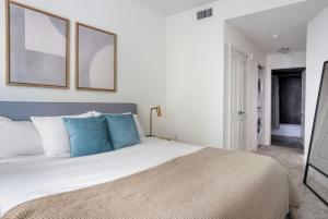 Postel nebo postele na pokoji v ubytování Playa Vista 1br w pool gym bbq nr 405 LAX-1056 + 22 fotografií