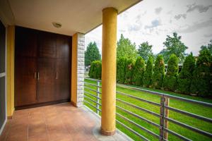 バラトナサードにある547 - Közvetlen vízparti, 2 hálószobás, kertkapcsolatos apartmanのドアと庭のある家のポーチ