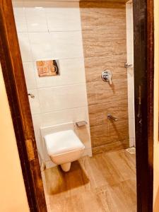uma casa de banho com um WC e um chuveiro em Hotel Embassy Park - BKC Mumbai em Mumbai