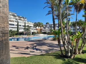 un complejo con piscina y palmeras en Spirit of Mojacar Playa Resort 'Casa Juana' en Mojácar